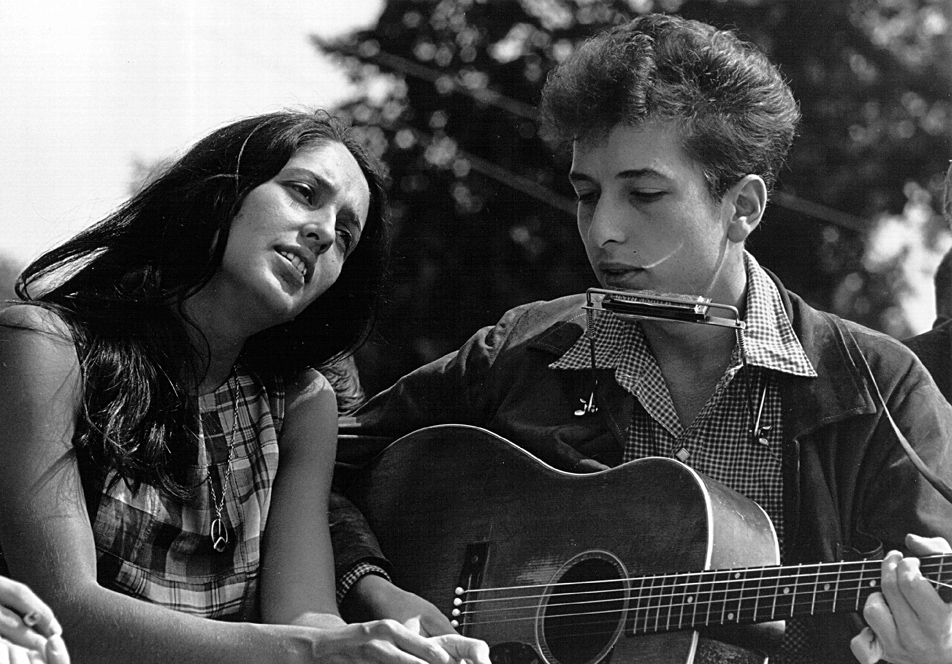 Joan Baez et Bob Dylan en 1963. On attend avec impatience le nouvel album. (Photo by National Archive/Newsmakers)