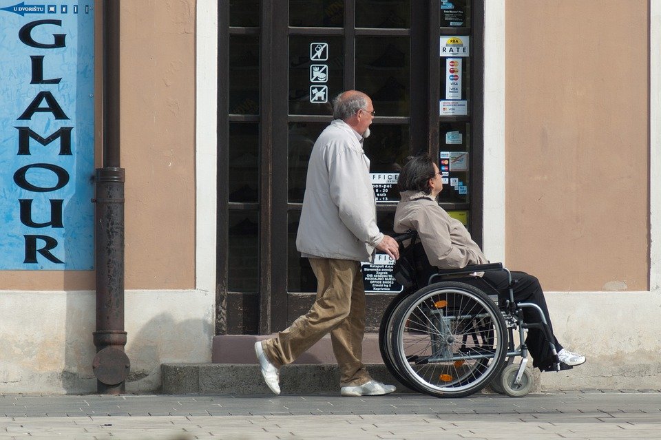 Les personnes handicapées ne sont pas le seules à être isolées, leurs accompagnants le sont aussi.