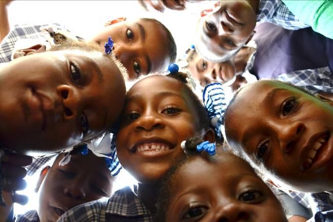 Les écoliers de l'école Etzer Vilaire derrière l'objectif d'un bénévole d'Haiti Moun. Photo prise sur le compte facebook de l'association