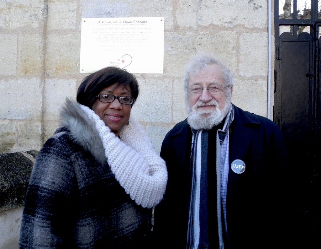 André Rosevègue et Angele Louviers improvisent un débat sur le devoir de mémoire vis-à-vis du rôle de l'esclavagisme et la France. Le tout dans un cimetière. ©Camille Mordelet
