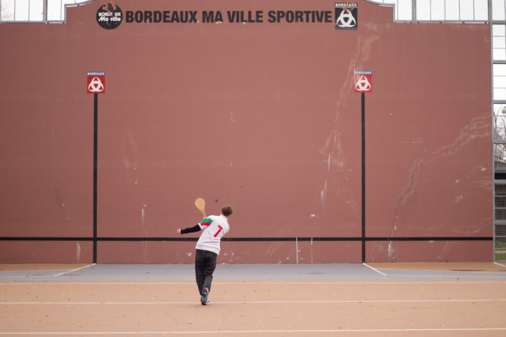 image d'un fronton (terrain de pelote basque) à bordeaux